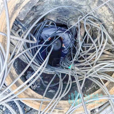 小區突然斷網，搶修人員爭分奪秒下井搶修紀實